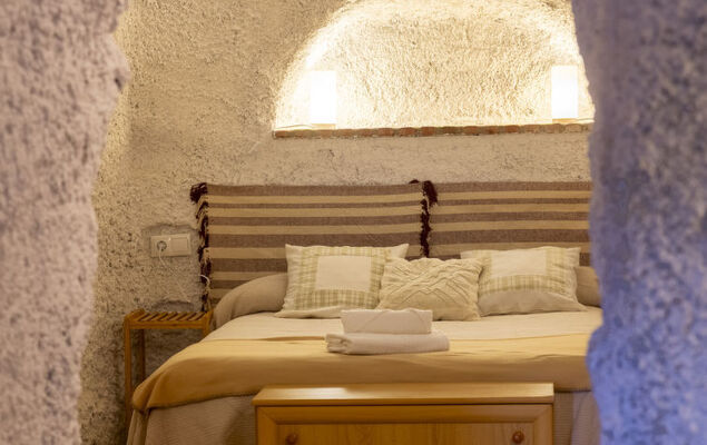 Cueva Mariana Pineda - Photo 3