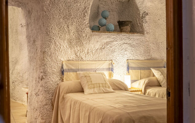 Cueva Mariana Pineda - Photo 16