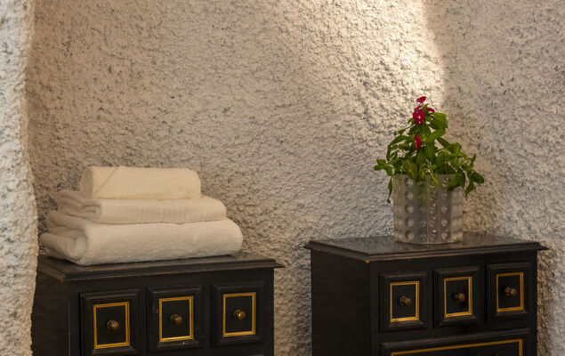 Cueva Mariana Pineda - Photo 22